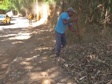 Matagal é cortado ao longo da estrada de Rio Fundo em Marechal Floriano