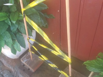 Moradores de rua sujam a antiga estação que recebe novas fitas plásticas para evitar as invasões em Marechal Floriano