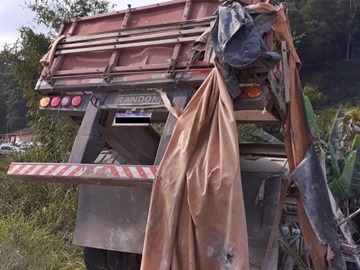 Motorista fica ferido após carreta capotar na rodovia Pedro Cola em Venda Nova