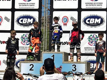 Piloto mirim natural de Venda Nova do Imigrante é destaque em competições de motocross 