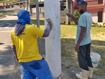 Postes de luz e meios fios pintados para embelezar bairros em Marechal Floriano