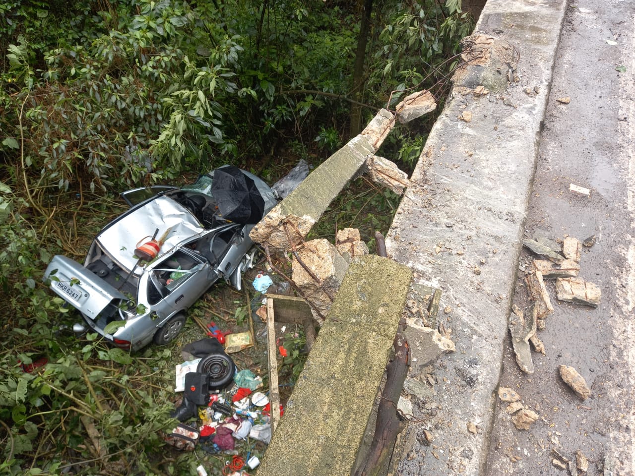 Acidente carro cai da ponte 1
