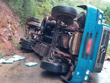 Caminhão perde freio na BR 262 e motorista desvia para lateral para evitar tragédia 2