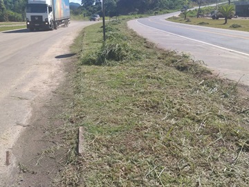 Capim alto é cortado para dar segurança no Trevo de Paraju em Marechal Floriano
