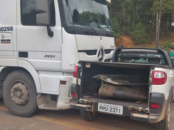 Carreta e caminhonete colidem sob semáforo na BR 262 em Marechal Floriano