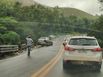 Carro derrapa em pista molhada e quase cai da ponte do Rio Jucu