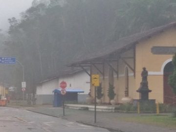 Chuva molha lavouras e deixa perigosa a pista asfáltica da BR 262