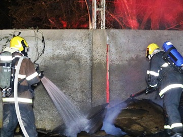 Corpo de Bombeiros combate incêndio em antigo galpão de recicláveis 