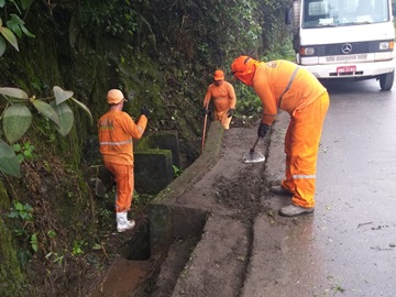 Empreiteira do DNIT realiza limpeza nas sarjetas laterais e corta matos nas margens da BR 262