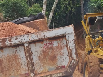 Equipamentos mecânicos para restabelecer estrada movimentada em Marechal Florian 2