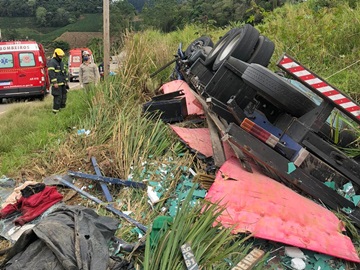 Homem morre preso às ferragens de caminhão que ficou destruído em grave acidente
