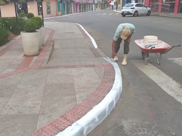 Meios fios nas calçadas das ruas de Marechal Floriano são pintados