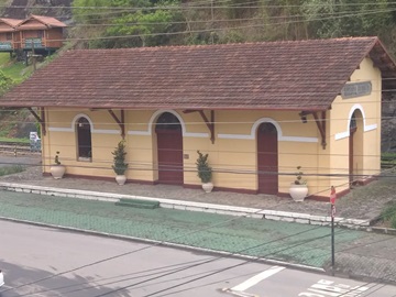 Orquídeas cultivadas ao lado da antiga estação ferroviária de Marechal Floria