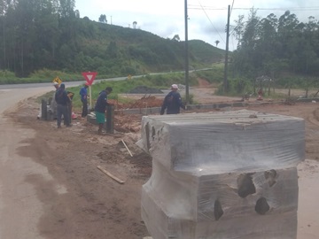 Pavimentação iniciada com instalação de meios fios no Trevo de Paraju Marechal Floriano
