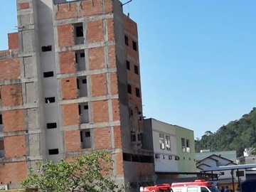 Pedreiros caem de um prédio em construção em Marechal Floriano