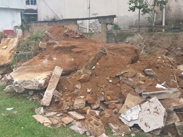 Remoção de entulhos de arquibancada caída no campo do América de Marechal Floriano