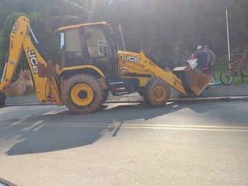 Remoção de entulhos nas margens das ruas começa bem cedo em Marechal Floriano