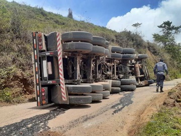 Veículo transportando rocha tomba no interior de Conceição do Castelo