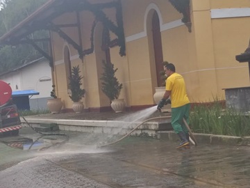 Atual Museu da Imigração em Marechal Floriano lavado com jatos de água