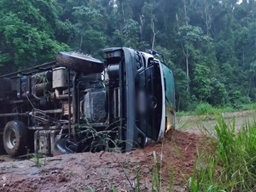 Caminhão frigorífico tomba na BR 262 após evitar batida com outro veículo