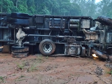 Caminhão frigorífico tomba na BR 262 após evitar batida com outro veículo 2