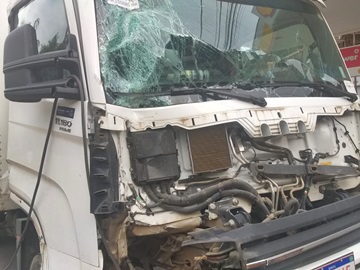 Caminhão sai da estrada e colide com árvore na zona rural de Venda Nova