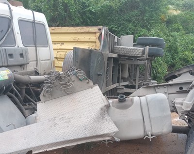 Carreta trava os freios e tomba na BR 2 m