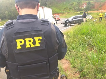 Carro derrapa e colide com outro em uma curva na BR 262