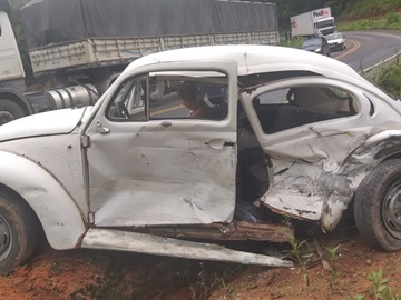 Carro derrapa e colide com outro em uma curva na BR 262 2