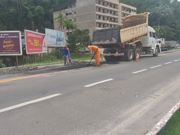 DNIT tapa buracos na BR 262 em Marechal Floriano