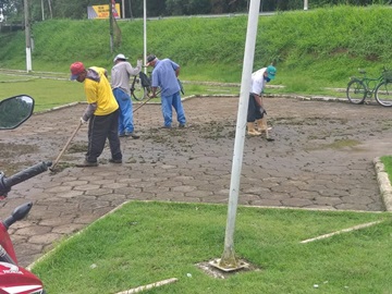 Equipes braçais da Prefeitura de Marechal Floriano preparam a cidade para visitas