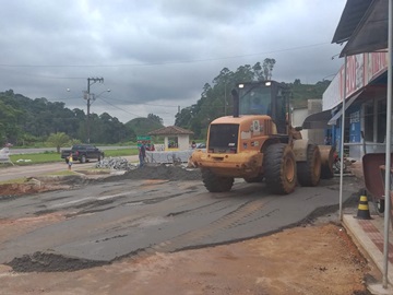 Obras de calçamento nesta manhã 18 no Trevo de Paraju em Marechal Floriano