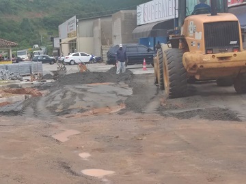 Obras de calçamento nesta manhã 19 no Trevo de Paraju em Marechal Floriano