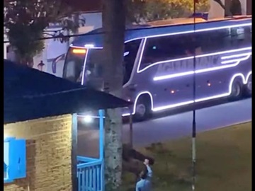 Ônibus vazio com enfeites de Natal visita Araguaya Marechal Floriano