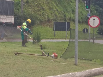 Segurança maior com corte de capim na margem da BR 262 em Marechal Floriano