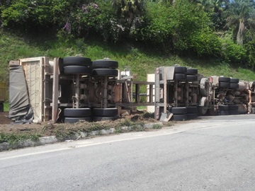 arreta fica desgovernada e tomba na BR 262 em Fazenda do Estado Domingos Martins