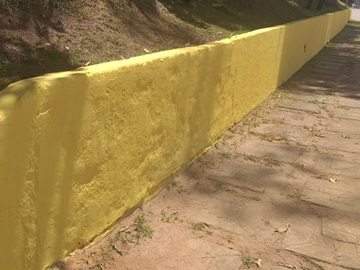 Abrigos e muretas pintados e pisos limpos em Marechal Floriano