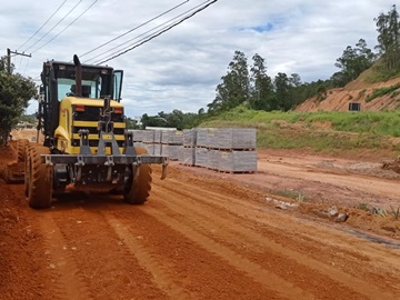 Aterro para concluir obra de calçamento de piso moderno no Trevo de Paraju em Marechal Floriano