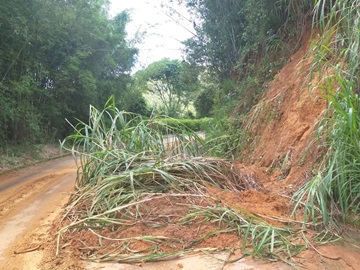 Barreira cai no meio de estrada na zona rural de Alfredo Chaves