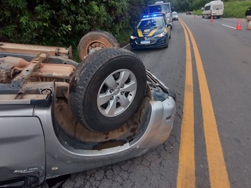 Caminhonete com duas mulheres tomba na BR 262 em trecho da pista molhada por chuva