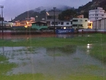 Campo de futebol enche de água do Córrego Batatal em Marechal Floriano e esvazia com rapidez