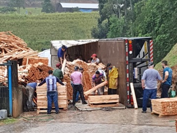 Carreta capotou enquanto manobrava em Marechal Floriano