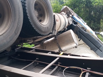 Carreta desgovernada tomba na BR 262 e carga se espalha