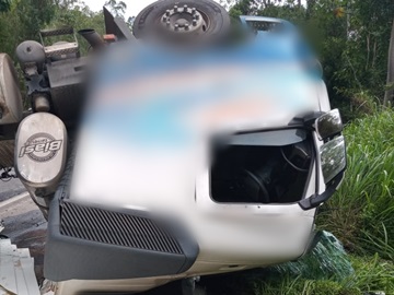 Carreta desgovernada tomba na BR 262 e carga se espalha7