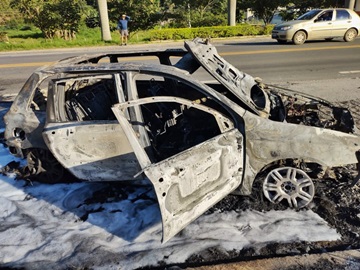 Carro em que viajava uma família mineira fica totalmente destruído por um incêndio 2