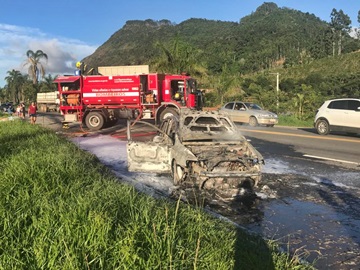Carro em que viajava uma família mineira fica totalmente destruído por um incêndio 3