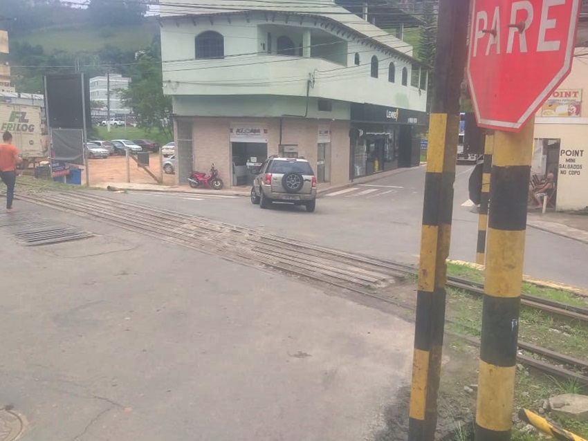 Colisao_entre_caminhonete_e_bicicleta_em_cruzamento_de_ruas_em_Marechal_Floriano_2