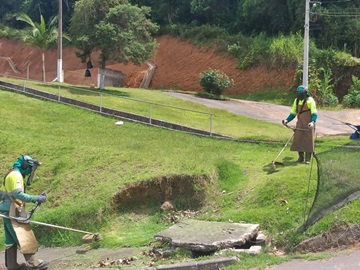 Corte de capim próximo da Igreja de Santa Rita em Marechal Floriano