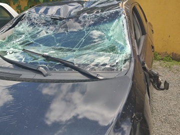 Duas pessoas da mesma família sofreram lesões leves após um veículo de passeio do modelo Corolla tombar no quilômetro 78 da