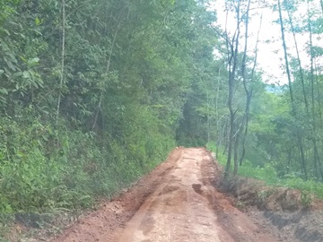 Estrada esburacada ganha raspagem no piso e cascalho em Marechal Floriano